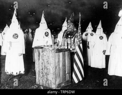 Altar mit K Adler im schwarzen Gewand bei einem Treffen von fast 30.000 Ku Klux Klan Mitglieder aus Chicago und Northern Illinois, ca. 1920 Stockfoto