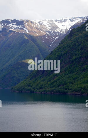 Sonnenlicht auf Berge in norwegischen Fjorden in der Nähe von Flaam Stockfoto