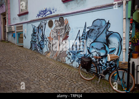 Seitenstraße mit Graffiti an der Wand neben der über Holmegate Straße, Stavanger, Norwegen Stockfoto