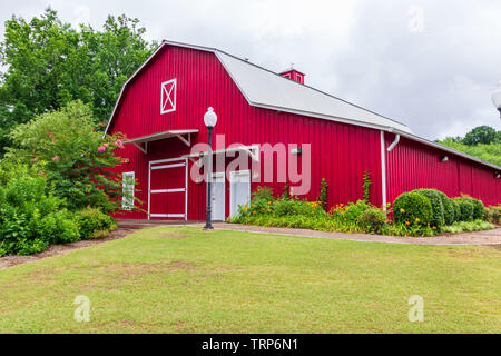 McDonough, Georgia/USA, 9. Juni 2019: Ein Blick auf den hinteren Eingang des Veteran Museaum im Heritage Village im Heritage Park. Stockfoto