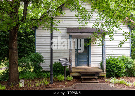 McDonough, Georgia/USA, 9. Juni 2019: Diese 1 Zimmer schulhaus als Ola Grundschule im Jahre 1940 serviert und ist nun auf dem Display an der Erbe Stockfoto