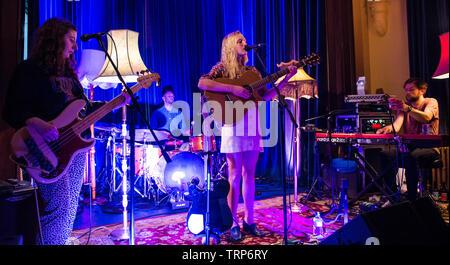 Neues Phänomen folk singer Billie Marder, Durchführung einer intimen homecoming live Konzert mit ihrer Band im Club in Harrogate, North Yorkshire, England, Großbritannien Stockfoto