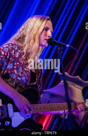 Neues Phänomen folk singer Billie Marder, Durchführung einer intimen homecoming live Konzert mit ihrer Band im Club in Harrogate, North Yorkshire, England, Großbritannien Stockfoto