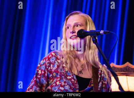 Neues Phänomen folk singer Billie Marder, Durchführung einer intimen homecoming live Konzert mit ihrer Band im Club in Harrogate, North Yorkshire, England, Großbritannien Stockfoto