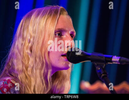 Neues Phänomen folk singer Billie Marder, Durchführung einer intimen homecoming live Konzert mit ihrer Band im Club in Harrogate, North Yorkshire, England, Großbritannien Stockfoto