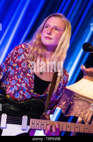 Neues Phänomen folk singer Billie Marder, Durchführung einer intimen homecoming live Konzert mit ihrer Band im Club in Harrogate, North Yorkshire, England, Großbritannien Stockfoto