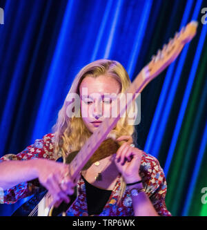 Neues Phänomen folk singer Billie Marder, Durchführung einer intimen homecoming live Konzert mit ihrer Band im Club in Harrogate, North Yorkshire, England, Großbritannien Stockfoto