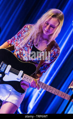 Neues Phänomen folk singer Billie Marder, Durchführung einer intimen homecoming live Konzert mit ihrer Band im Club in Harrogate, North Yorkshire, England, Großbritannien Stockfoto