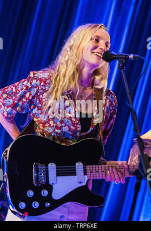 Neues Phänomen folk singer Billie Marder, Durchführung einer intimen homecoming live Konzert mit ihrer Band im Club in Harrogate, North Yorkshire, England, Großbritannien Stockfoto