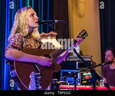 Neues Phänomen folk singer Billie Marder, Durchführung einer intimen homecoming live Konzert mit ihrer Band im Club in Harrogate, North Yorkshire, England, Großbritannien Stockfoto