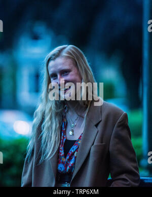 Neues Phänomen folk singer Billie Marder, außerhalb der Club nach einer intimen homecoming live Konzert mit ihrer Band in Harrogate, North Yorkshire, England, Großbritannien Stockfoto