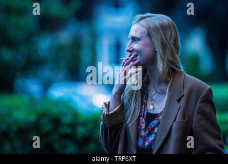 Neues Phänomen folk singer Billie Marder, das Rauchen einer Zigarette außerhalb der Club nach einer intimen homecoming live Konzert mit ihrer Band in Harrogate, North Yorkshire, England, Großbritannien Stockfoto