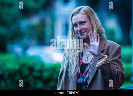 Neues Phänomen folk singer Billie Marder, außerhalb der Club nach einer intimen homecoming live Konzert mit ihrer Band in Harrogate, North Yorkshire, England, Großbritannien Stockfoto