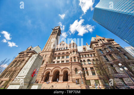 Toronto, Canada-April 10, 2019: Alte Toronto City Hall am Nathan Phillips Square, das Gebäude als Court House für die Ontario Gerichtshof Stockfoto