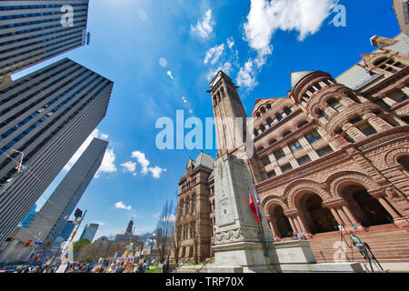 Toronto, Canada-April 10, 2019: Alte Toronto City Hall am Nathan Phillips Square, das Gebäude als Court House für die Ontario Gerichtshof Stockfoto