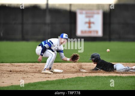 Infielder, eine vom Catcher in einer Bemühung, einen gegnerischen Base Runner vom zweiten Base stehlen in den Ruhestand zu werfen. USA. Stockfoto