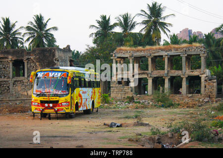 Antike und Moderne zusammen Reifenwechsel auf aufgeschlüsselt Bus in Hampi Indien Stockfoto