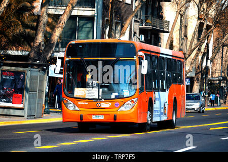 SANTIAGO, CHILE - 29. AUGUST 2016: transantiago Bus auf dem Weg in die Innenstadt von Santiago Stockfoto