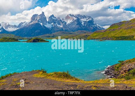 Das türkisfarbene Wasser des Pehoe See, Torres del Paine Nationalpark, Patagonien, Chile. Stockfoto