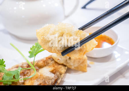 Köstliches Dim Sum, berühmten kantonesische Küche in Asien - gebratener Fisch und Knödel mit Zitrone, Soße und Kaffee in Hongkong yumcha Restaurant, in der Nähe Stockfoto