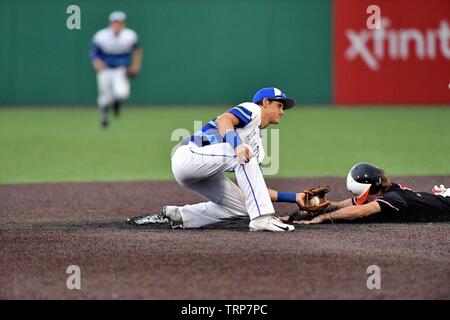 Läufer mit einem Kopf - erste Folie sicher in der Zweiten mit einem gestohlenen Basis als einen gegnerischen infielder erwartet ein Ende vom Catcher werfen. USA. Stockfoto