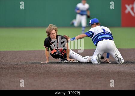 Runner Schiebetüren in sicher in der Zweiten mit einem gestohlenen Basis als einen gegnerischen infielder erwartet ein Ende vom Catcher werfen. USA. Stockfoto