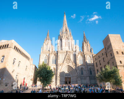 Bacelona, Spanien. Mai 2019. Fassade und Glockenturm von St. Croix oder Santa Eulalia Kathedrale in Barcelona, Spanien. Eine beliebte Sehenswürdigkeit für Touristen und lokalen Stockfoto
