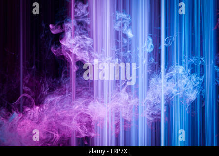 Abstrakte hellblau, rosa und lila Trails und Rauch auf zufällige Bewegung Hintergrundbild. Gestreiften Neon Lichter in Regenbogenfarben Stockfoto