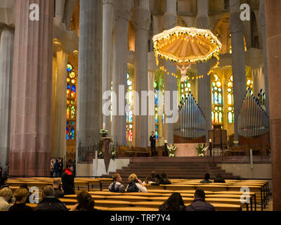 Barcelona, Spanien. Mai 2019. Das Innere der Kathedrale La Sagrada Familia. Entworfen von Gaudi, die Kathedrale wird bauen seit 19. März 1882 und ist heute noch unter Stockfoto