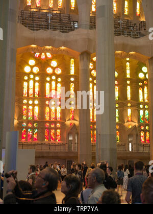 Barcelona, Spanien. Mai 2019. Das Innere der Kathedrale La Sagrada Familia. Entworfen von Gaudi, die Kathedrale wird bauen seit 19. März 1882 und ist heute noch unter Stockfoto