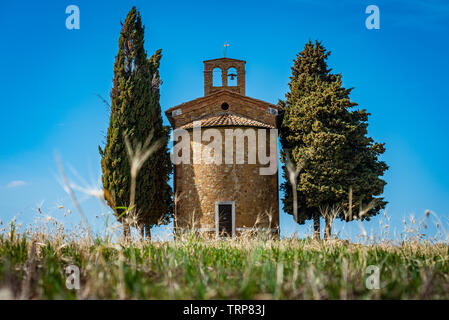 Kapelle der Madonna di Vitaleta, in der Nähe der Straße zwischen San Quirico d'Orcia, Pienza, in der Val d'Orcia, Toskana, Italien. Stockfoto