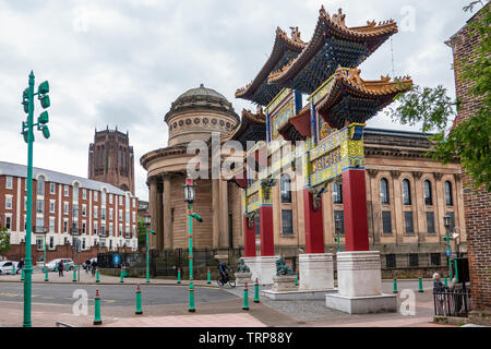 Chinatown Gate, Great George Street, Liverpool, Anglikanische Kathedrale im Hintergrund, Stockfoto