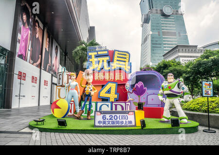 Taipei, Taiwan - 6 Juni, 2019: Werbung Dekoration für den Film Toy Story 4 und zeigt den Film im Freien zu fördern, Xinyi Bezirk Taipe Stockfoto
