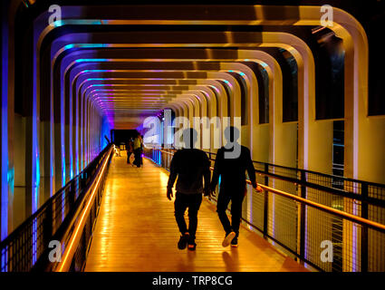 Blick auf die Fußgängerbrücke bei Nacht in jakarta Stockfoto