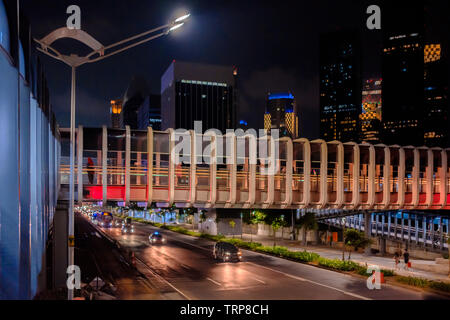 Blick auf die Fußgängerbrücke bei Nacht in jakarta Stockfoto