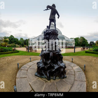 Peter Pan Statue, Palmenhaus, Sefton Park, Liverpool, England Stockfoto