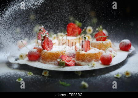 Cupcakes mit Berry Cream auf schwarzem Hintergrund Stockfoto