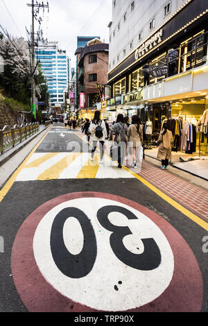 Seoul, Südkorea - 10. April 2018: Verkehrszeichen (Tempo 30) an der Hongik. Stockfoto