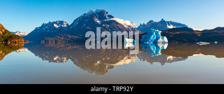 Panorama der Anden Gipfel der Cuernos Del Paine und Paine Grande Lago Grey mit Eisberg, Torres del Paine Nationalpark, Patagonien, Chile. Stockfoto