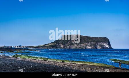 In Jeju, Südkorea - April 8, 2018: Sunrise Peak (Seongsan Ilchulbon) Anzeige von Gwangchigi Strand. Stockfoto