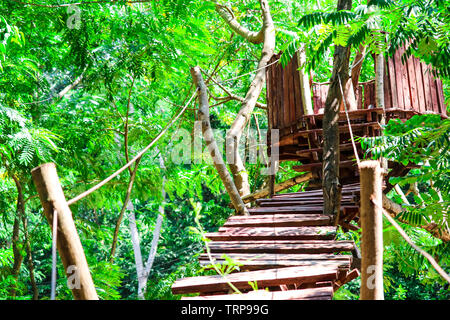 Hütte Holz und Brücke log wurde im Wald für Abenteuer von Scout gebaut Stockfoto