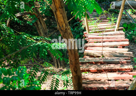 Hütte Holz und Brücke log wurde im Wald für Abenteuer von Scout gebaut Stockfoto