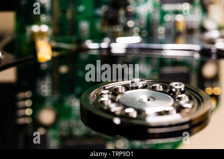 Controller Platine und Festplatte Spindel und Kopf Stellglied in einem Makro Nahaufnahme eines ausgebauten Festplatte. Stockfoto