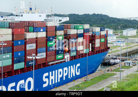 Cosco Versand Lotus im Transit durch die erweiterte Panama Canal Stockfoto