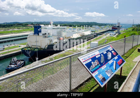 LNG-Tanker im Transit durch die erweiterte Panama Canal Stockfoto