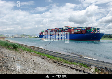 Cosco Versand Lotus im Transit durch die erweiterte Panama Canal Stockfoto