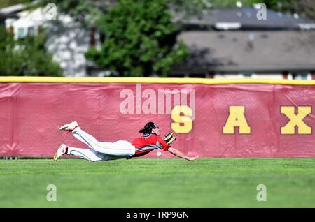 Mittelfeldspieler einen Tauchen Bemühung ein fly Ball in Tiefen mittleren Feld zu verfangen, aber der Ball fiel sicher für eine zusätzliche Basis getroffen. USA. Stockfoto