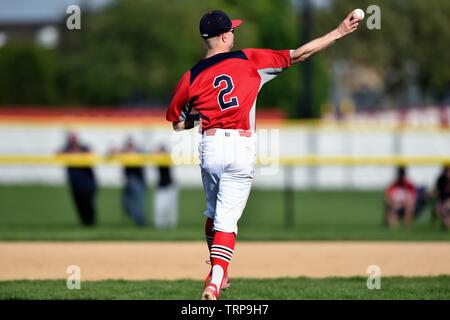 Shortstop, nachdem Fielding eine langsam hit Boden Kugel auf werfen die erste Basis der hitter, in den Ruhestand zu treten. USA. Stockfoto