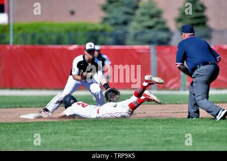 Läufer mit einem Kopf - erste Folie sicher in der Zweiten mit einem gestohlenen Basis als einen gegnerischen infielder erwartet ein Ende vom Catcher werfen. USA. Stockfoto