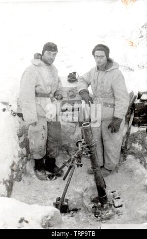 Deutsche Soldaten in Snow Camouflage in einem Graben mit Mörtel Stockfoto